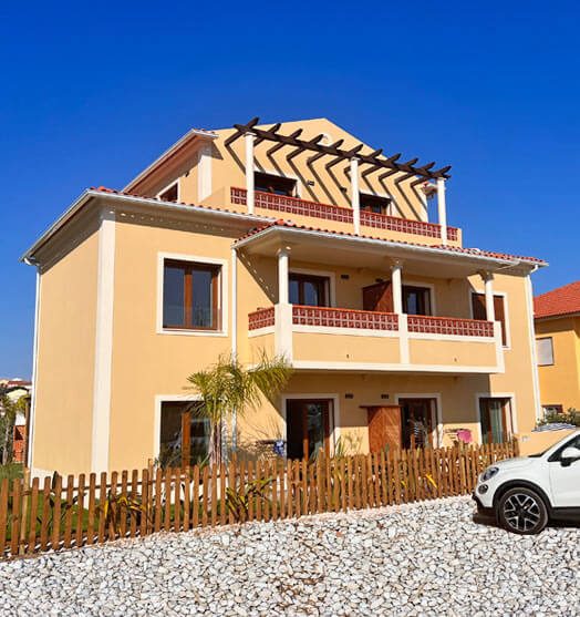 Drop-In-Surfcamp-Portugal-Beach-Apartment-Block