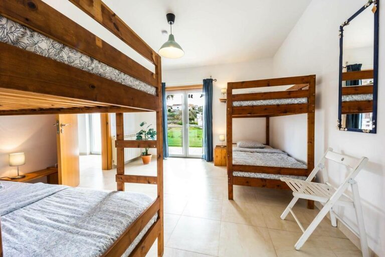 Drop-In-Surfcamp-Portugal-Beachhouse-Room-4-Bett-3