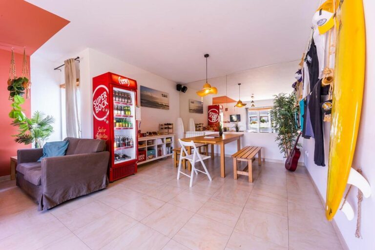 Drop-In-Surfcamp-Portugal-Beachhouse-Wohnzimmer-2