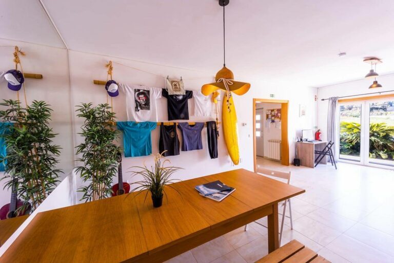 Drop-In-Surfcamp-Portugal-Beachhouse-Wohnzimmer-3