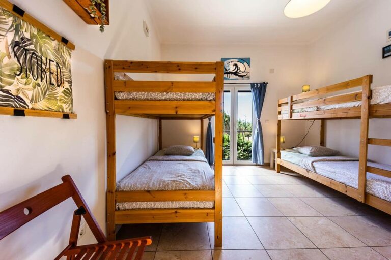 Drop-In-Surfcamp-Portugal-Beachlodge-Room-4-Bett-1