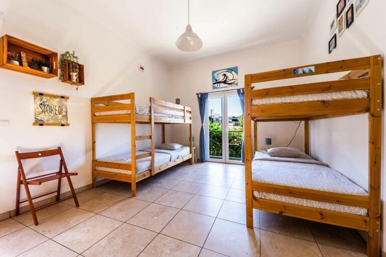 Drop-In-Surfcamp-Portugal-Beachlodge-Room-4-Bett-2