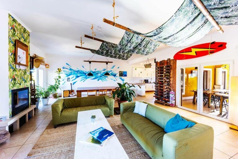 Drop-In-Surfcamp-Portugal-Beachlodge-Wohnzimmer-1